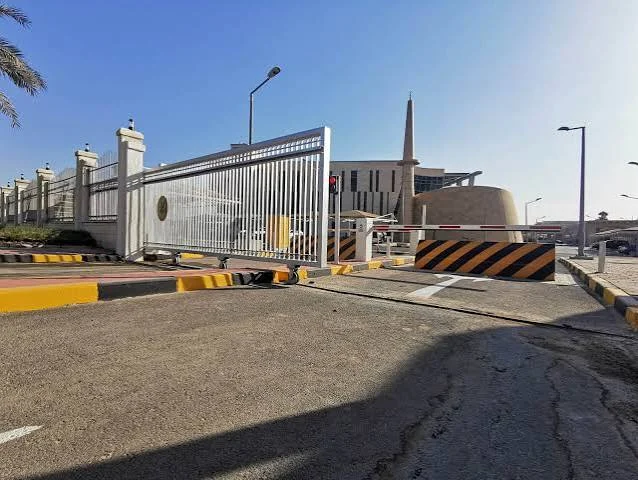 مانع طرق وبوابة منزلقة عند مدخل منشأة مؤمّنة