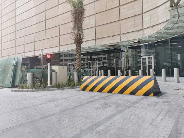 مانع طرق عند مدخل برج تجاري
