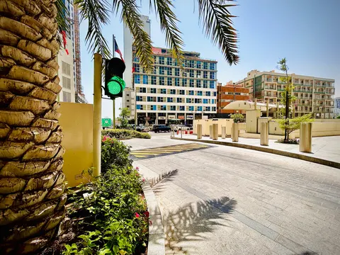 صف أعمدة أمنية عند مدخل برج