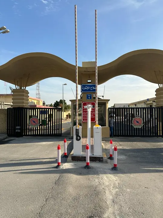 عمود تذاكر وحواجز عند بوابة موقع
