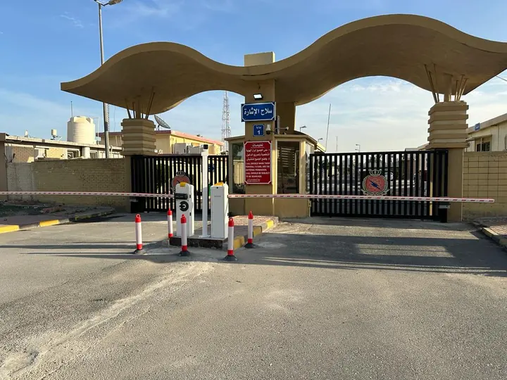 حواجز دخول وخروج عند بوابة منشأة مؤمّنة