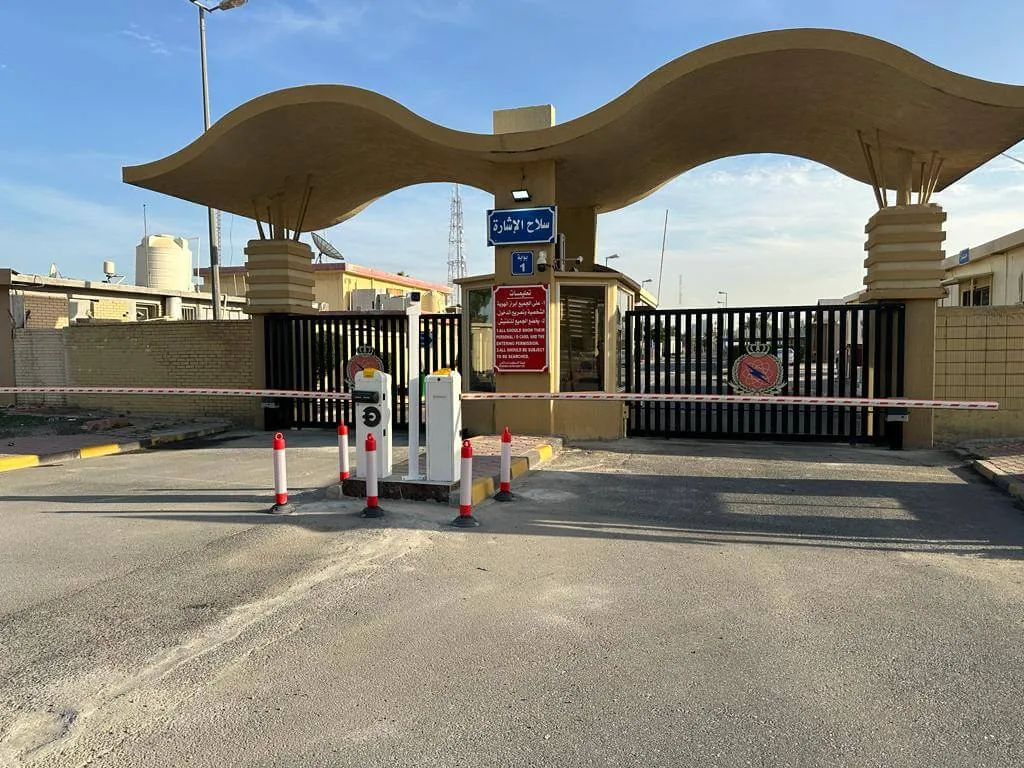 حواجز ذراعية تتحكم ببوابة منشأة